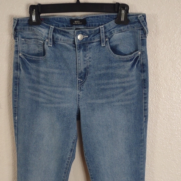 True Religion Becca Mid Rise Bootcut, Size 31. - Picture 4 of 17